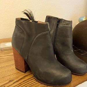 Gorgeous Jeffrey Campbell black leather booties! Size 7